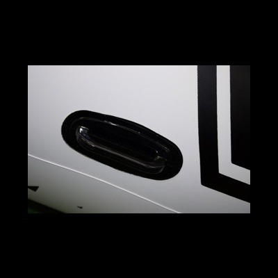 Luz de sinalização preta embutida em superfície branca com marcação preta