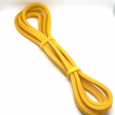 Elástico de resistência amarelo enrolado com fitas