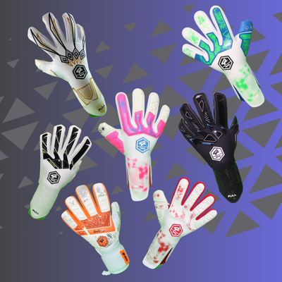 Conjunto de luvas de guarda-redes coloridas com diferentes logótipos sobre fundo cinza e azul com triângulos.