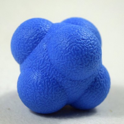 Bola de massagem azul de textura enrugada com múltiplas esferas unidas