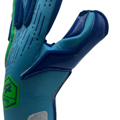 Luva de guarda-redes azul claro com detalhes em azul escuro e verde