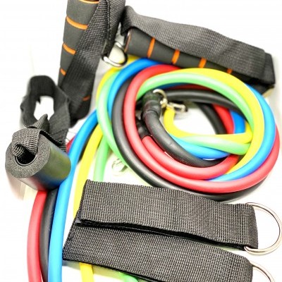 Tubos de resistência coloridos com pegas pretas almofadadas e tiras pretas com argolas