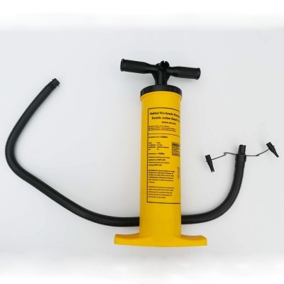 Bomba de ar manual amarela com alça preta e tubo flexível