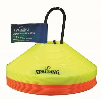 Discos de marcação amarelos e laranja da Spalding empilhados com etiqueta azul