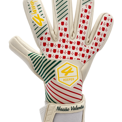 Luvas de guarda-redes de futebol brancas com padrões em verde e vermelho e texto amarelo e preto.