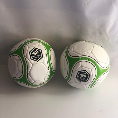 Bolas de futebol brancas com detalhes verdes e selo E SPORT