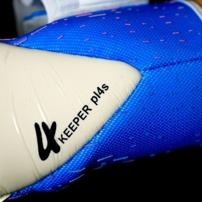 Luvas desportivas azuis com detalhe branco e texto, etiqueta com texto 'Developed in Portugal'.