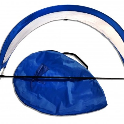 Tenda de praia azul com interior branco e bolsa de transporte azul