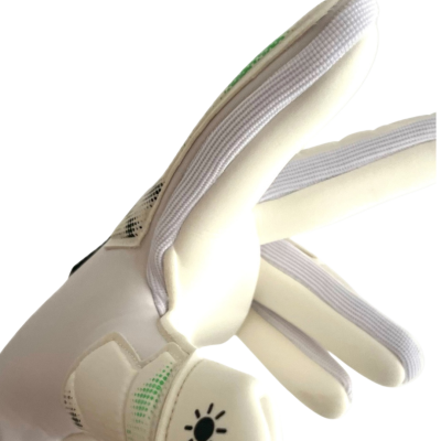 Luva branca com detalhes verdes e símbolos pretos no polegar