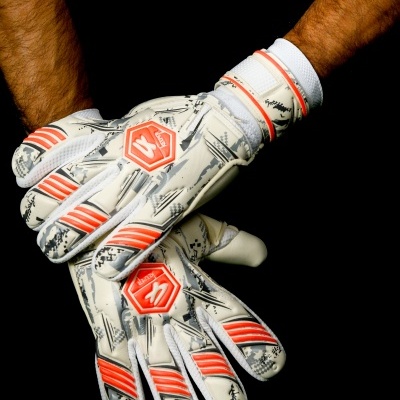 Luvas de guarda-redes de futebol brancas com padrão cinza e vermelho em braços masculinos