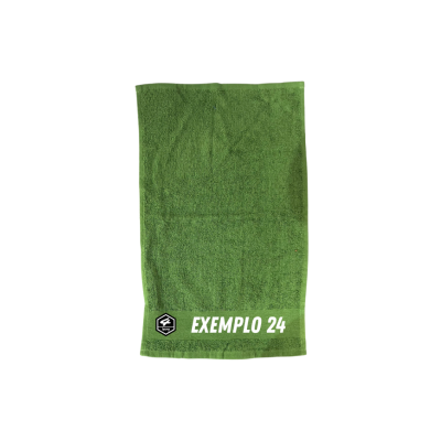 Toalha verde com texto EXEMPLO 24 e logo preto e branco