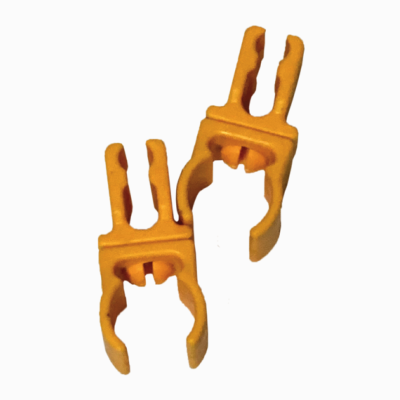 Dois clips de plástico amarelo em fundo branco