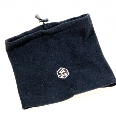 Cachecol tipo gola azul escuro com logotipo branco e cordão de ajuste