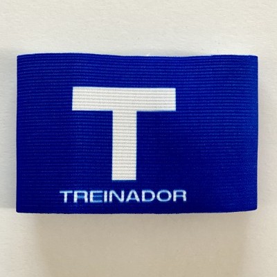 Braçadeira azul com letra T branca e texto TREINADOR
