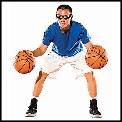 Homem a segurar duas bolas de basquetebol laranja