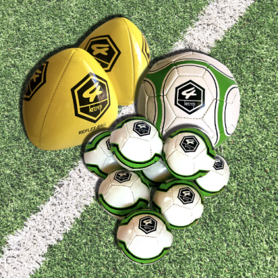 Bolas desportivas amarelas e brancas com logotipo KUTIP sobre relva artificial