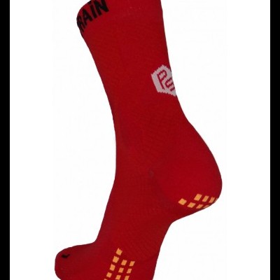 Meia desportiva vermelha com padrões amarelos e texto PRETAIN