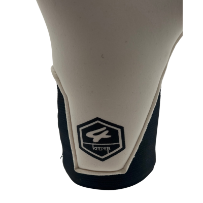 Proteção de joelho ou cotovelo em espuma bege com logo preto e branco