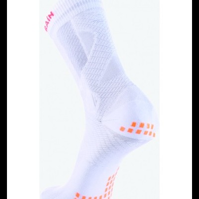 Meia desportiva branca com detalhes em laranja e texto rosa
