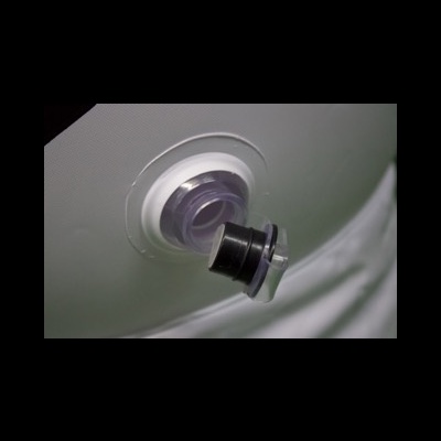 Válvula de ar preta e branca numa superfície inflável cinza claro