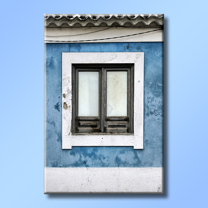 Janela de madeira escura em parede azul com moldura branca