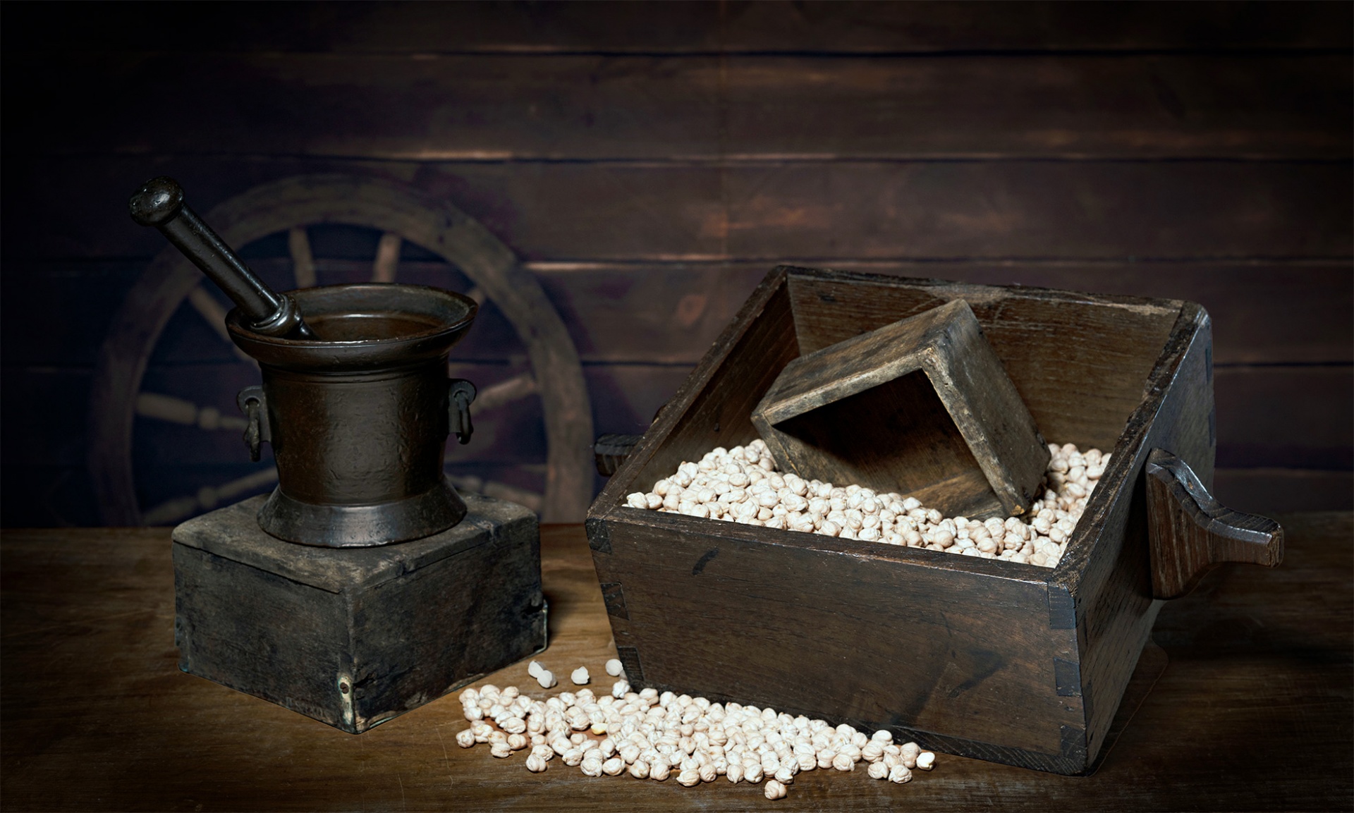 Almofariz e caixa de madeira com feijão branco