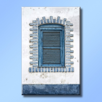 Janela azul com persiana fechada numa parede branca texturizada