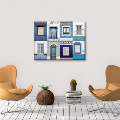 Sala moderna com poltronas laranja e quadro de várias portas coloridas na parede