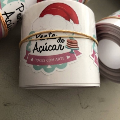 Etiquetas brancas com chapéu de Natal, bolo e texto Ponto de Açúcar DOCES COM ARTE