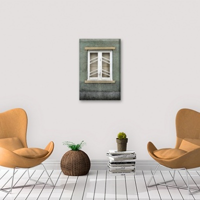 Sala com duas cadeiras cor de mostarda, mesa de revistas, plantas e quadro de janela