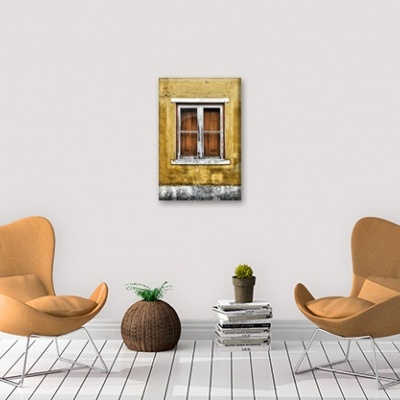 Duas poltronas laranja claro, plantas e parede branca com fotografia de janela amarela