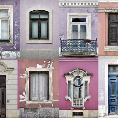 Oito portas e janelas antigas em paredes coloridas com texturas desgastadas