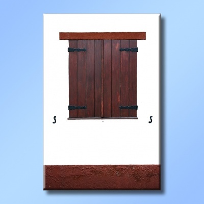 Janela de madeira castanha escura fechada numa parede branca com base castanha