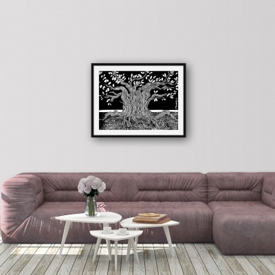 Sofá rosa modular com mesas de centro brancas e quadro de árvore em parede branca