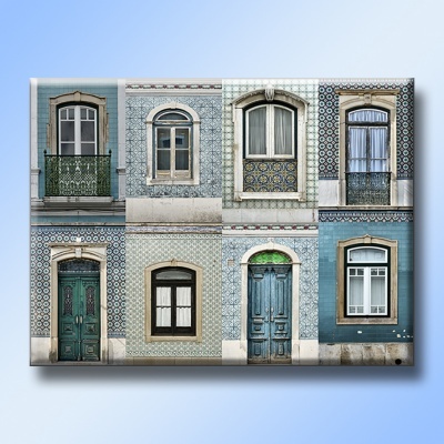 Painel decorativo com imagens de janelas e portas antigas em azulejos portugueses em azul e verde
