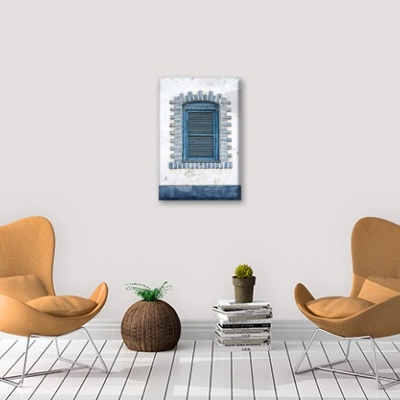 Duas cadeiras castanho claro em sala minimalista com plantas e quadro de janela azul na parede