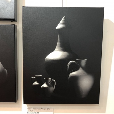 Fotografia preto e branco de vasos de cerâmica em diferentes tamanhos e formas