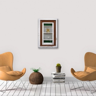 Duas cadeiras laranja, vaso com planta, empilhamento de revistas com cacto e quadro numa parede branca