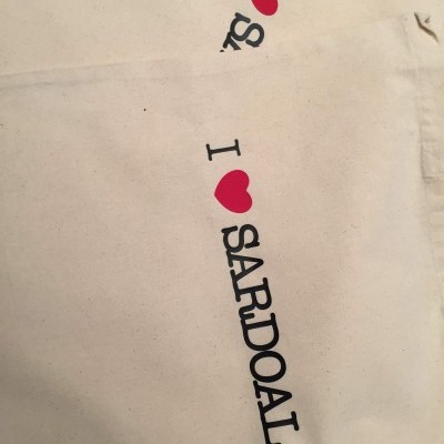 Duas bolsas de tecido cru com texto I coração SARDOAL