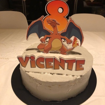 Bolo branco decorado com Charizard, vela 8 e escrita VICENTE