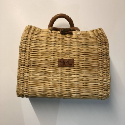 Mala de mão de palha com alça castanha e etiqueta MML