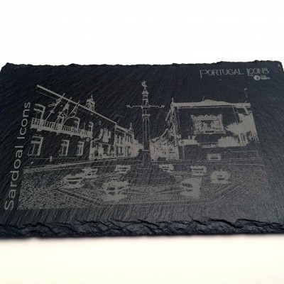 Placa de ardósia preta gravada com imagem de praça e barcos, texto Portugal e Sardoal Icons