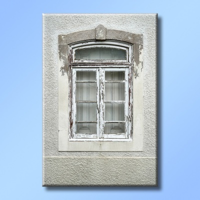 Janela de madeira branca antiga numa parede cinza claro