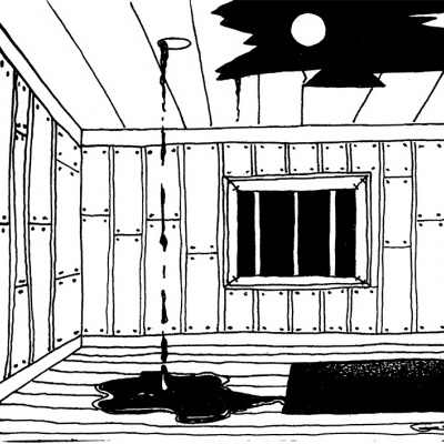 Sala com paredes e chão de madeira, janela com grades, corda no teto, tapete preto e mancha no chão, céu noturno visível