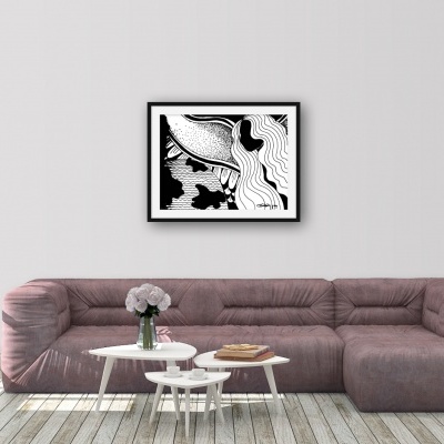 Sala de estar com sofá roxo e quadro abstrato preto e branco na parede