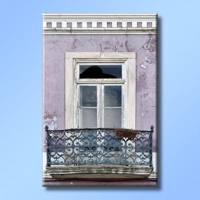 Quadro decorativo com imagem de janela antiga branca e varanda em ferro trabalhado azul