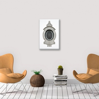 Duas poltronas bronze com almofadas creme em sala minimalista com banco de palha, mesa de livros e quadro cinza na parede