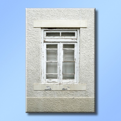 Janela de madeira branca com vidro fosco numa parede texturizada cinzenta