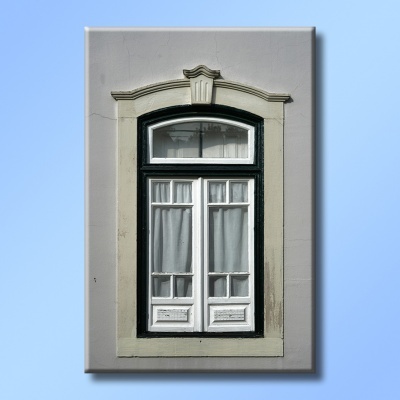 Janela de madeira branca com caixilho preto e cortinas cinzentas