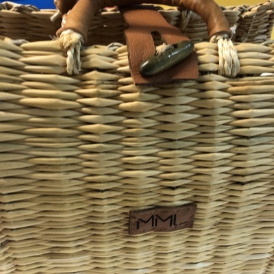 Cesto de verga trançada com alças de couro castanho e etiqueta MIML